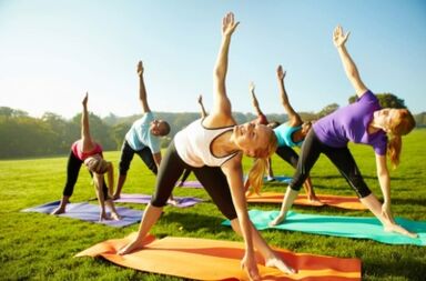 Perform a set of exercises to strengthen the back muscles in case of thoracic osteochondrosis