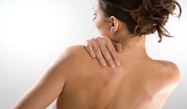 A woman is worried about pain under her left shoulder blade from behind